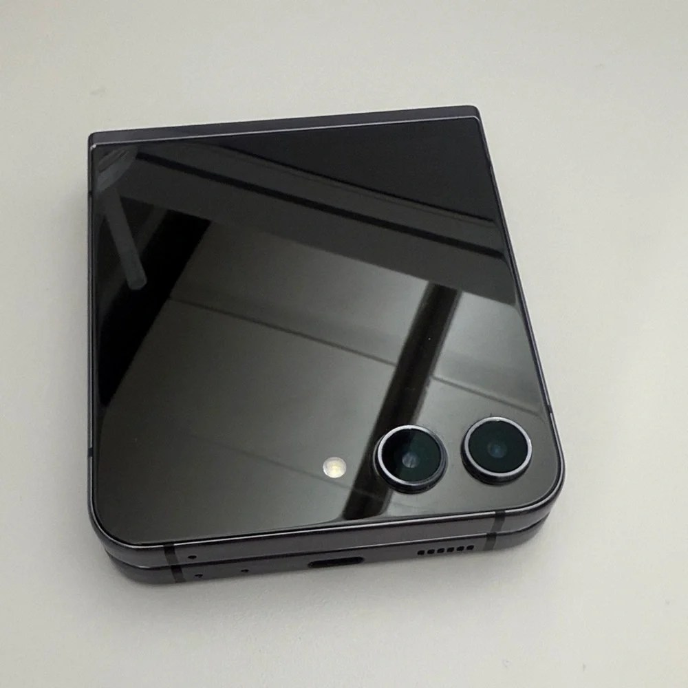 Samsung Compact Black Device